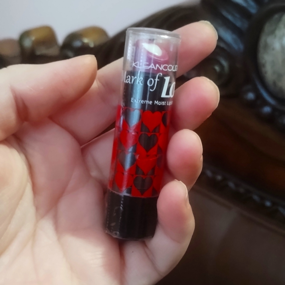 New klean color pinkish/red lipstick for sale !